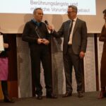 Heinrich Deichmann überreicht Preis