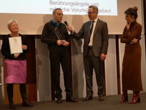 Heinrich Deichmann überreicht Preis
