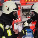Zwei Feuerwehrmaenner mit Atemmasken