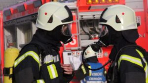 Zwei Feuerwehrmaenner mit Atemmasken