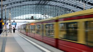 Zug im Bahnhof