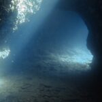 Licht faellt in eine Hoehle unterwasser