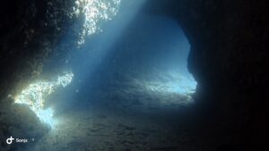 Licht faellt in eine Hoehle unterwasser