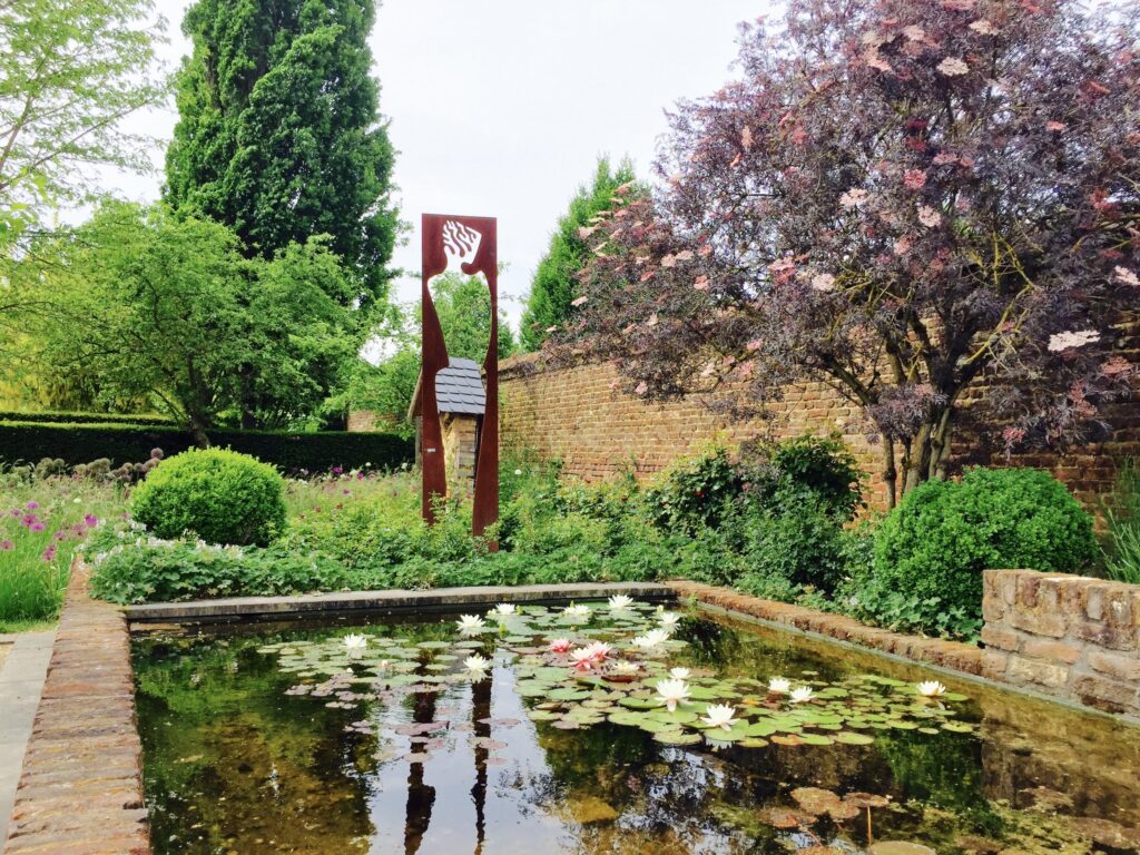 Teich im Schloss Dyck Teich mit Seerosen im Wasser