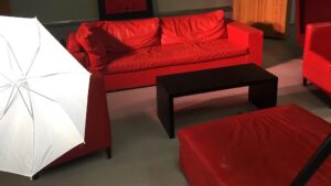 Rotes Sofa für die livestream Teilnehmer