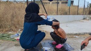 Kind auf den Straßen von Lesbos