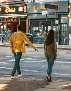 Mann und Frau an Straße