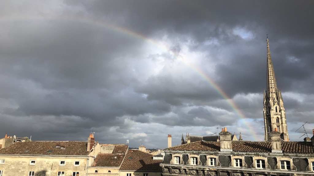 Bordeaux mit Regenbogen