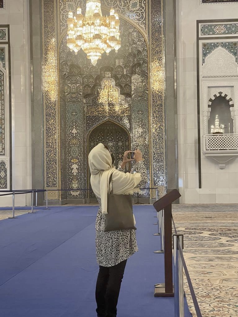 Sonja in der Moschee