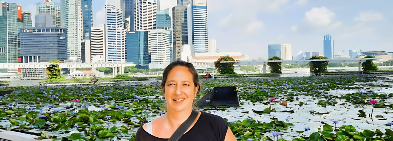 Eva-Maria Trost-Groß vor Singapur Skyline