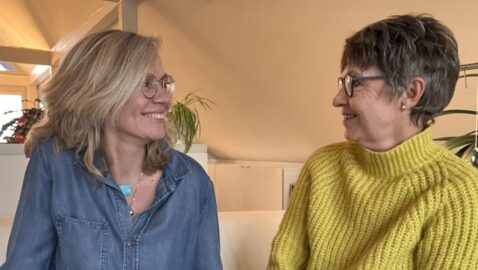 Elke und Sonja schauen sich an