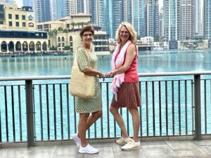 Sonja und Elke in Dubai am Burj Khalifa