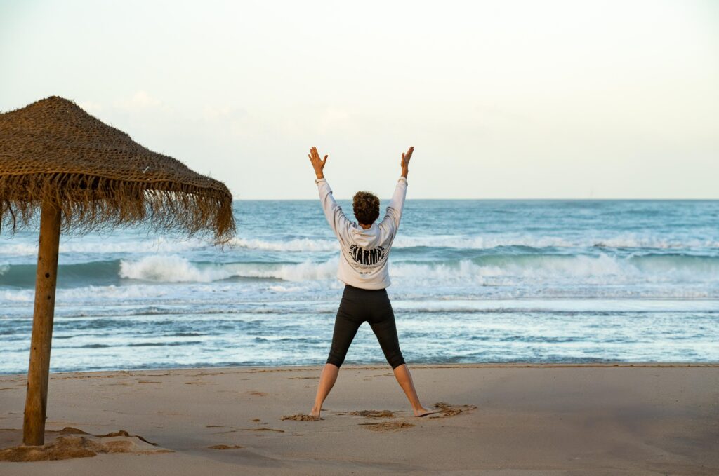 Cornelia Lütge beim Yoga am Strand