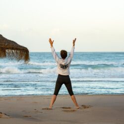 Cornelia Lütge beim Yoga am Strand