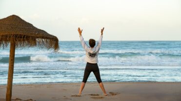 Cornelia Lütge beim Yoga am Strand